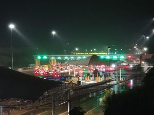 Lalin Tol Jakarta-Cikampek Masih Ramai Lancar Dini Hari Ini Lalin Tol Jakarta-Cikampek Masih Ramai Lancar Dini Hari Ini