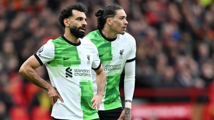 MANCHESTER, ENGLAND - APRIL 07: Mohamed Salah and Darwin Nunez of Liverpool look on during the Premier League match between Manchester United and Liverpool FC at Old Trafford on April 07, 2024 in Manchester, England. (Photo by Michael Regan/Getty Images) (Photo by Michael Regan/Getty Images)