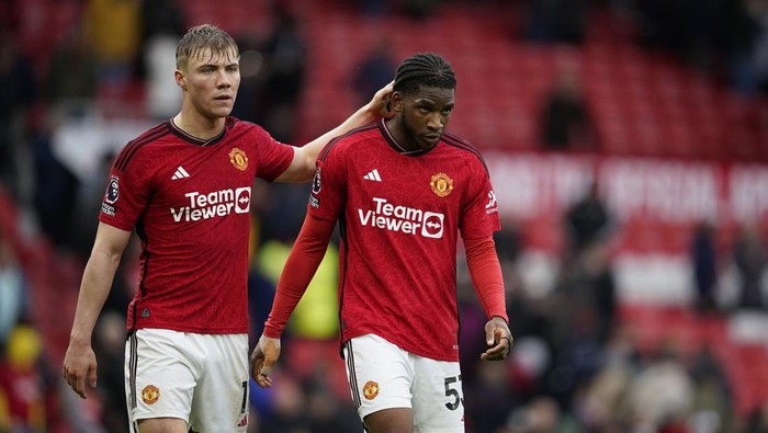 Manchester Uniteds Rasmus Hojlund, left, and Willy Kambwala walk after the English Premier League soccer match between Manchester United and Liverpool at the Old Trafford stadium in Manchester, England, Sunday, April 7, 2024. (AP Photo/Dave Thompson)