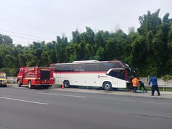 Adu Banteng Gran Max, Bus, dan Terios saat Contraflow di KM 58 Tol Cikampek