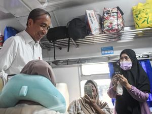 Momen Jokowi Sapa Pemudik di Stasiun Pasar Senen