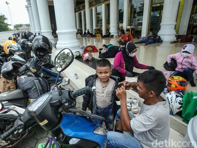 Momen Pemudik Istirahat Sejenak di Masjid Karawang