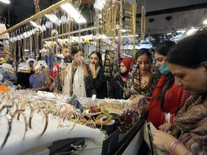 Jelang Lebaran, Warga Pakistan Mulai Berburu Perhiasan
