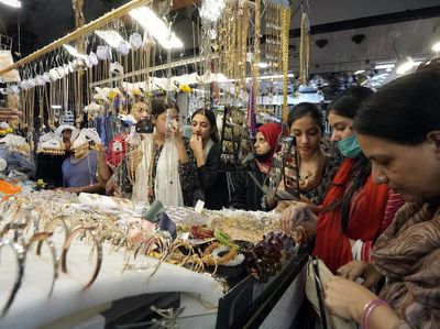 Jelang Lebaran, Warga Pakistan Mulai Berburu Perhiasan