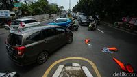 Penutup Putaran Balik di Jalur Pantura Tambun Dirusak, Bikin Jalan Macet