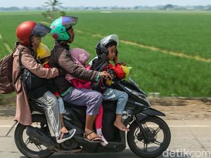 Pemudik Bawa Anak Libas Jalur Pantura