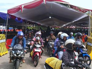 Pemudik Naik Motor di Pelabuhan Ciwandan Mulai Berkurang Siang Ini Pemudik Naik Motor di Pelabuhan Ciwandan Mulai Berkurang Siang Ini