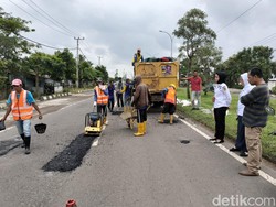 Jalan Rusak di Palembang Imbas Hujan Diperbaiki dengan Penambalan