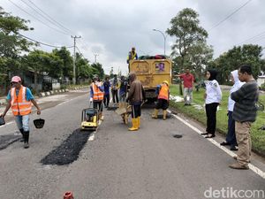 Jalan Rusak di Palembang Imbas Hujan Diperbaiki dengan Penambalan Jalan Rusak di Palembang Imbas Hujan Diperbaiki dengan Penambalan
