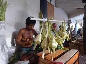 Curhat Pedagang Kulit Ketupat di Pasar Senen, Ngaku Penjualan Tak Menentu