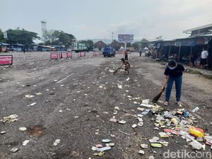 Pemudik Sisakan Sampah di Gilimanuk, Petugas Angkut 4 Ton Per Hari