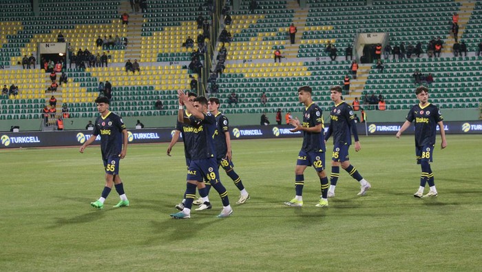 SANLIURFA, TURKEY - APRIL 7: Team of Fenerbahce during the Turkish Super Cup match between Galatasaray and Fenerbahce at 11 Nisan Stadium on April 7, 2024 in Sanliurfa, Turkey. The yellow-dark blue team withdrew from the field in the Super Cup final, which pitted Galatasaray against Fenerbahçe. While the yellow-red team took the lead with Icardis goal in the 1st minute, the Fenerbahçe team left the field without a kickoff with a signal from the sidelines.(Photo by Murat Akbas/ dia images via Getty Images)