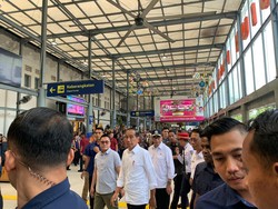 Jokowi Tinjau Arus Mudik Lebaran di Stasiun Pasar Senen