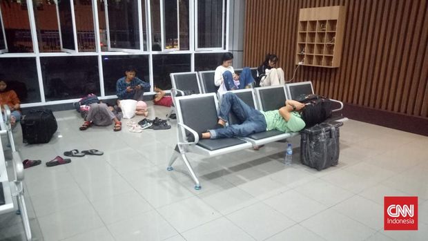 Sebagian pemudik memilih menginap di Pelabuhan Bakauheni sebelum melanjutkan perjalanan karena kelelahan.