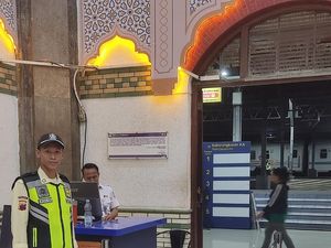 Sekuriti Stasiun Tawang Sempat Telepon Ibu Usai Temukan Tas Isi Emas 500 Gram Sekuriti Stasiun Tawang Sempat Telepon Ibu Usai Temukan Tas Isi Emas 500 Gram