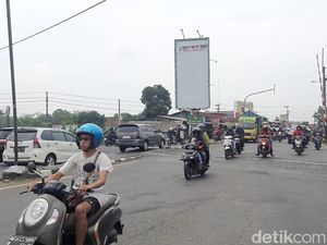 Arus Simpang Mengkreng Kediri Naik 5% di H-2 Lebaran, Tapi Masih Ramai Lancar Arus Simpang Mengkreng Kediri Naik 5% di H-2 Lebaran, Tapi Masih Ramai Lancar