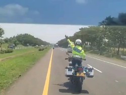 Aksi Polisi Indramayu Lawan Arus di Tol Cipali demi Kawal Ambulans