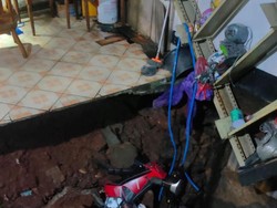 Teras Rumah di Cilandak Jaksel Mendadak Longsor, Motor Terperosok