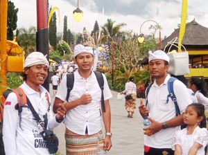 Viral 3 Pemedek Berjalan 11 Jam untuk Sembahyang ke Pura Agung Besakih