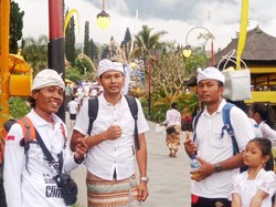 Viral 3 Pemedek Berjalan 11 Jam untuk Sembahyang ke Pura Agung Besakih