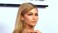 7 Gaya Berbeda Zendaya dengan Rambut Pirang, Cantik Bak Barbie Hidup