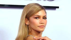 7 Gaya Berbeda Zendaya dengan Rambut Pirang, Cantik Bak Barbie Hidup