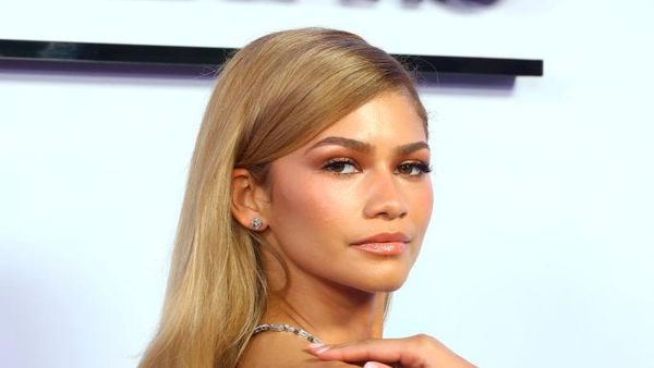 7 Gaya Berbeda Zendaya dengan Rambut Pirang, Cantik Bak Barbie Hidup