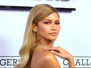 7 Gaya Berbeda Zendaya dengan Rambut Pirang, Cantik Bak Barbie Hidup 7 Gaya Berbeda Zendaya dengan Rambut Pirang, Cantik Bak Barbie Hidup