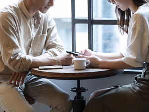 Perempuan Paling Banyak Ditanya Kapan Kawin, Laki-Laki Kapan Kerja