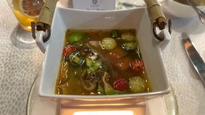 Ada Garang Asem hingga Nasi Kebuli Enak di Resto Hotel Berbintang Ini!