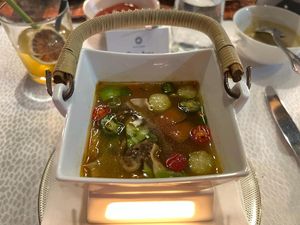 Ada Garang Asem hingga Nasi Kebuli Enak di Resto Hotel Berbintang Ini!