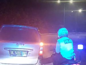 Aksi Tak Biasa Bripka Aries Selamatkan Mobil Pemudik yang Mogok Aksi Tak Biasa Bripka Aries Selamatkan Mobil Pemudik yang Mogok