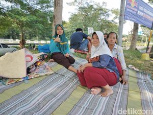 Cerita Aminah Penyedia Jasa Sewa Tikar Menginap 5 Hari di Rest Area