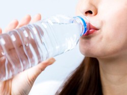 Minum Air Kemasan Disebut Berbahaya untuk Kesehatan, Kok Bisa?