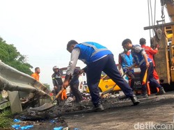 Kesaksian Tim SAR, Evakuasi Jasad Gosong Berserakan di Tol Cikampek