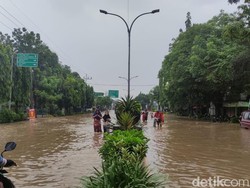 Terendam Banjir, Jalur Pantura Pasuruan Lumpuh Total