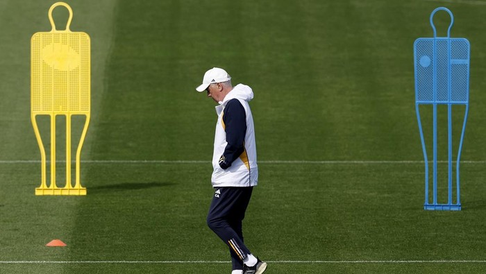 Soccer Football - Champions League - Real Madrid Training and Press Conference - Ciudad Real Madrid, Valdebebas, Madrid, Spain - April 8, 2024 Real Madrid coach Carlo Ancelotti during training REUTERS/Juan Medina