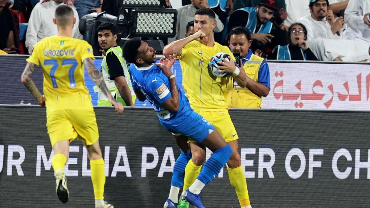 Cristiano Ronaldo menyikut pemain Al Hilal, Al Bulayhi. (Foto: REUTERS/Stringer)