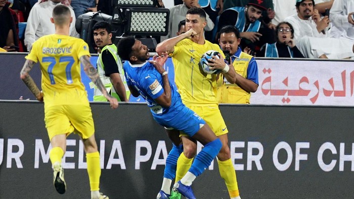 Soccer Football - Saudi Super Cup - Semi Final - Al Hilal v Al Nassr - Mohammed bin Zayed Stadium, Abu Dhabi, United Arab Emirates - April 9, 2024 Al Nassrs Cristiano Ronaldo clashes with Al Hilals Ali Al Bulayhi before being shown a red card by referee Mohammed Al Hoaish REUTERS/Stringer     TPX IMAGES OF THE DAY