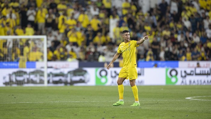 ABU DHABI, UNITED ARAB EMIRATES - APRIL 08: Cristiano Ronaldo of Al Nasr leaves the field after being sent off during the Saudi Super Cup between Al Hilal and Al Nassr at Mohammed Bin Zayed Stadium on April 08, 2024 in Abu Dhabi, United Arab Emirates. (Photo by Neville Hopwood/Getty Images)