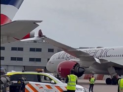 Dua Sayap Pesawat Saling Senggol di Bandara