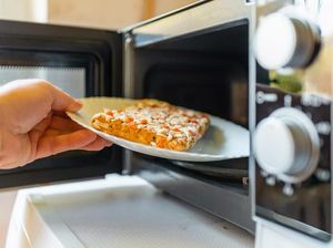 Memanaskan Makanan Pakai Peralatan Bekas Makanan Haram, Apakah Halal?