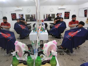 Begini Nih Nasib Tukang Cukur Pas Mau Lebaran