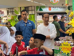 Bahagianya Para Anak Yatim yang Dibelikan Jokowi Baju Lebaran-Snack