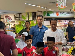 Momen Jokowi Traktir Anak Yatim Baju Lebaran di Plaza Atrium Senen