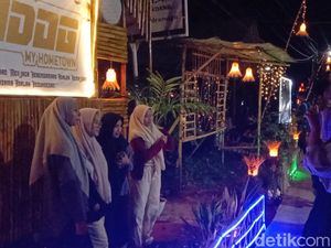 Potret Kampung Hias Taman dan Lampion Jelang Lebaran di Indramayu