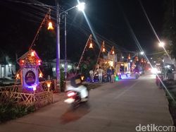 Cantiknya Kampung di Indramayu Berhias Gemerlap Lampu Sambut Lebaran
