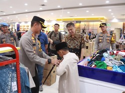 Gembiranya Anak Yatim di Bojonegoro Diajak Polisi Belanja Baju Lebaran