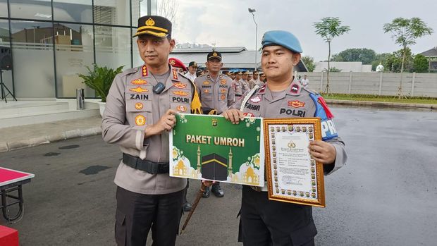 Kapolres Metro Tangerang Kota Kombes Zain Dwi Nugroho memberikan reward kepada Aipda Fahmi Hasay Ilyas yang melumpuhkan maling berkedok tukar uang di Tangerang (dok.istimewa)