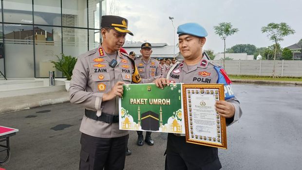 Kapolres Metro Tangerang Kota Kombes Zain Dwi Nugroho memberikan reward kepada Aipda Fahmi Hasay Ilyas yang melumpuhkan maling berkedok tukar uang di Tangerang (dok.istimewa)